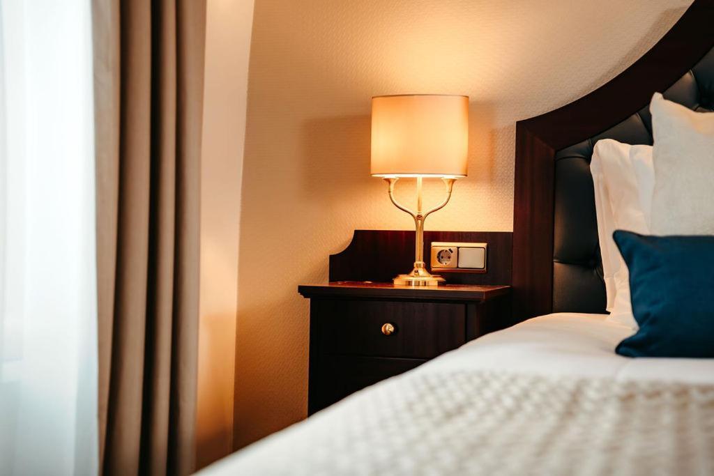 Grand Hotel Karel V Utrecht Exteriér fotografie A bedside table