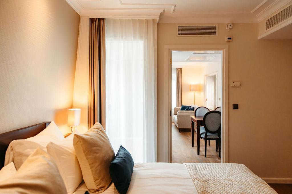 Grand Hotel Karel V Utrecht Exteriér fotografie A suite at the Hotel de France