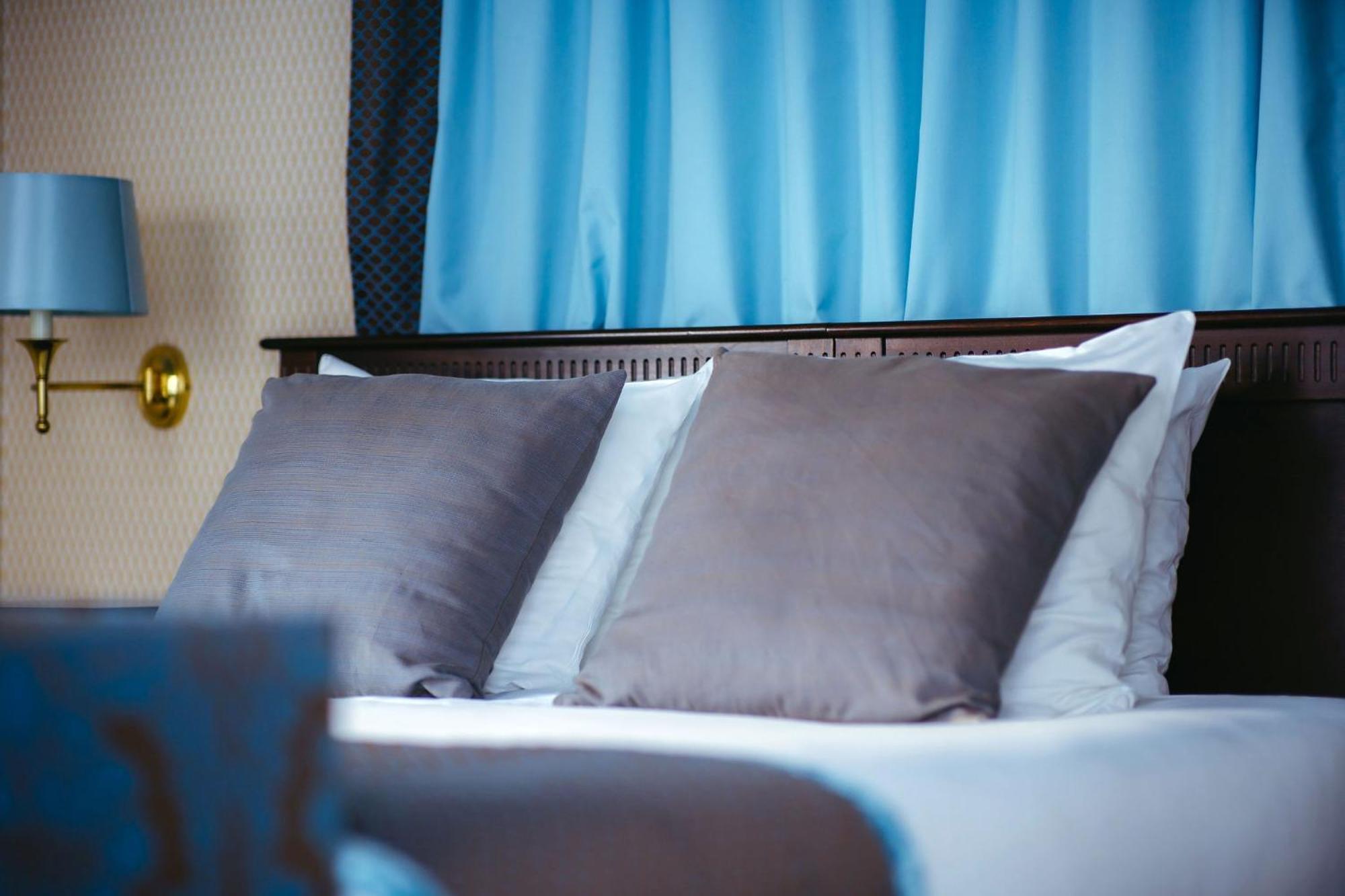 Grand Hotel Karel V Utrecht Exteriér fotografie Pillows on a bed