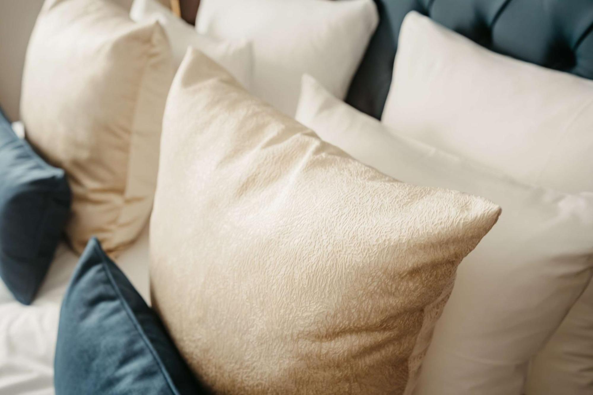 Grand Hotel Karel V Utrecht Exteriér fotografie Throw pillows