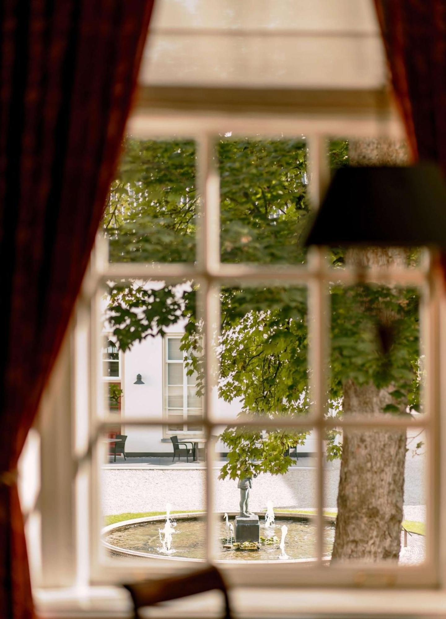 Grand Hotel Karel V Utrecht Exteriér fotografie A window