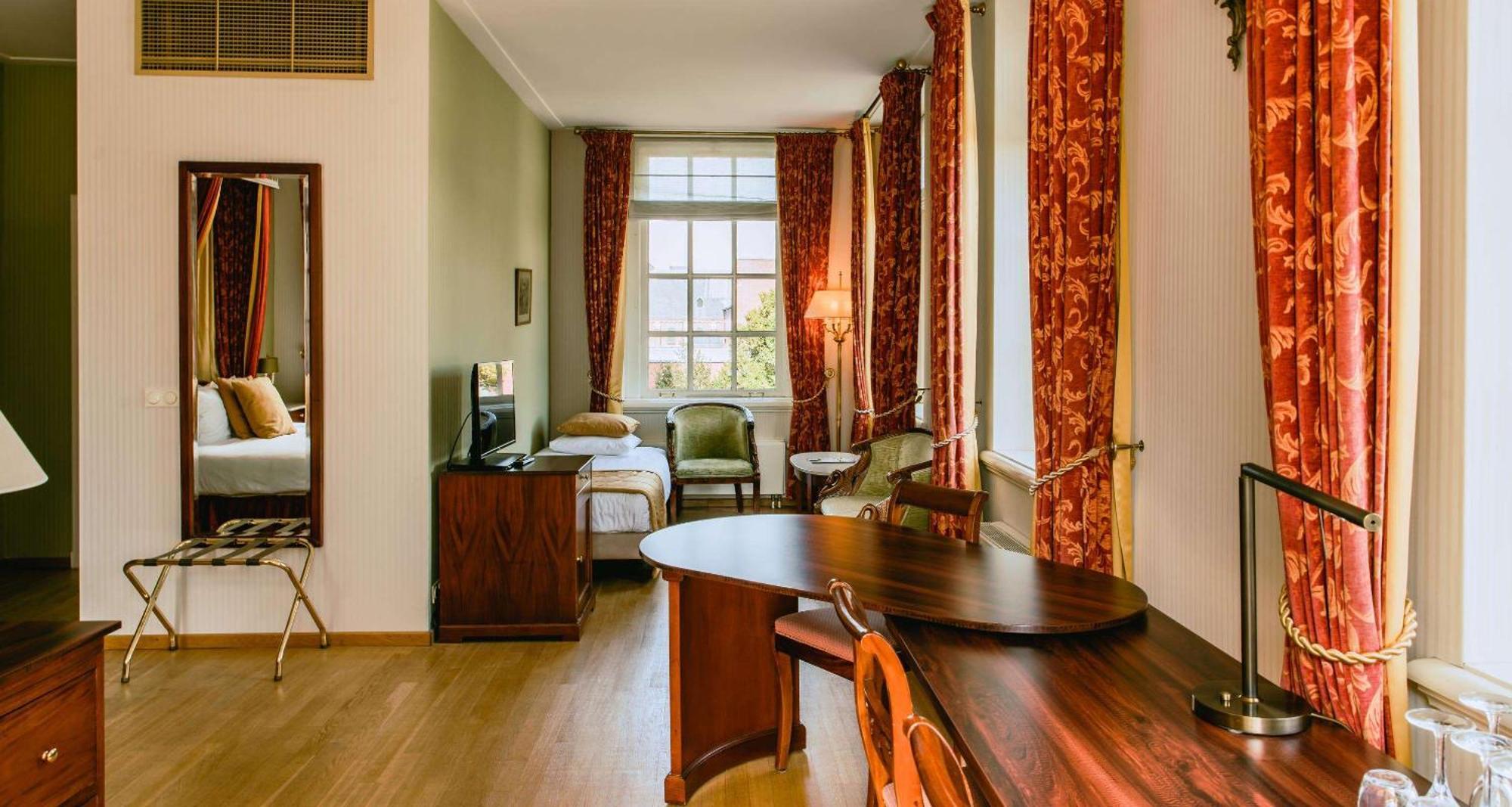 Grand Hotel Karel V Utrecht Exteriér fotografie A room at the hotel