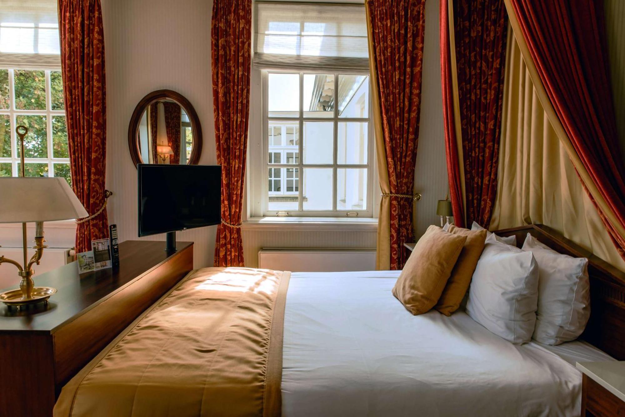 Grand Hotel Karel V Utrecht Exteriér fotografie A bedroom at the hotel