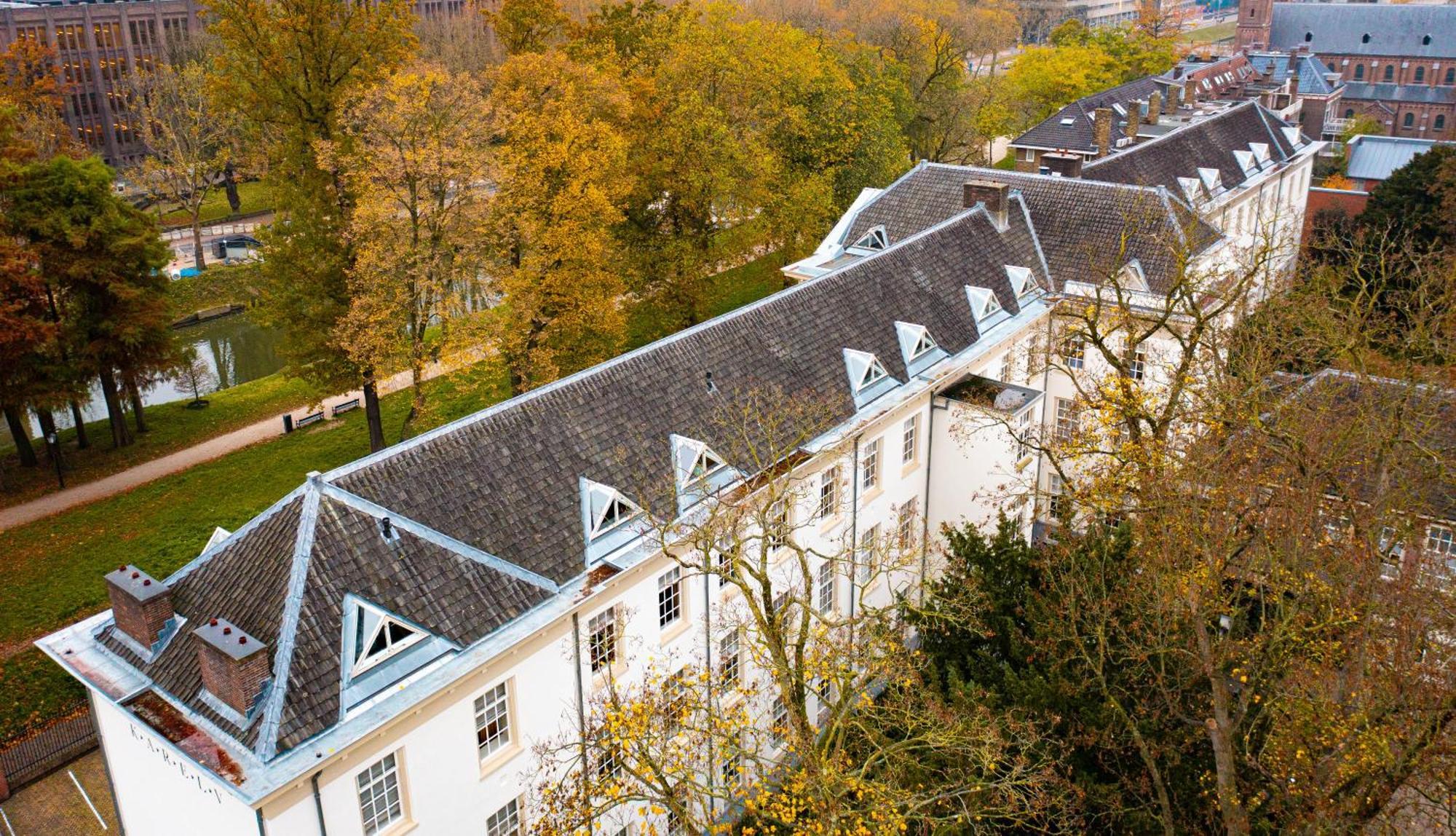 Grand Hotel Karel V Utrecht Exteriér fotografie The roof of the main building